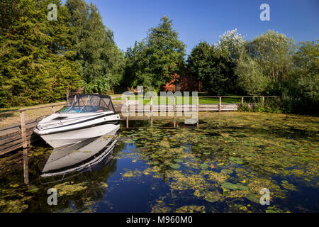 Barca ormeggiata in un ingresso di Lough Derg, County Clare, Irlanda in una giornata di sole Foto Stock