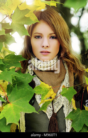 Ragazza perfetta indossa foulard di Pizzo in autunno Park Foto Stock