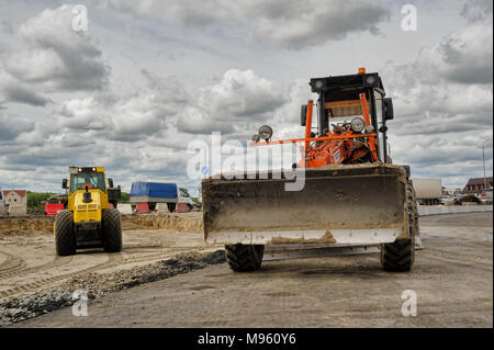 Tyumen, Russia - 1 Giugno 2017: JSC Mostostroy-11. Costruzione di due livelli di risultato sulla strada di bypass sul Fedyuninskogo e strade Permyakova intersectio Foto Stock