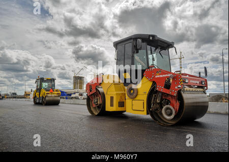 Tyumen, Russia - 1 Giugno 2017: JSC Mostostroy-11. Costruzione di due livelli di risultato sulla strada di bypass sul Fedyuninskogo e strade Permyakova intersectio Foto Stock