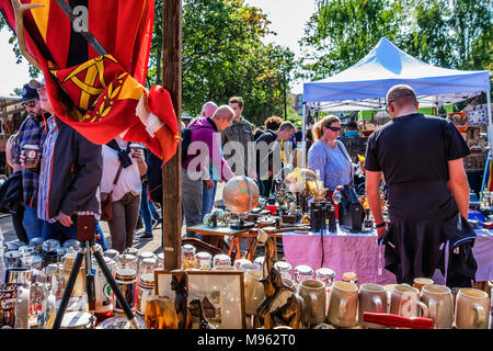 Berlin Mitte, Mauerpark mercato di domenica.la gente visita bancarelle che vendono gli oggetti collezionabili,bric-a-brac,i beni di seconda mano,oggetti vintage Foto Stock