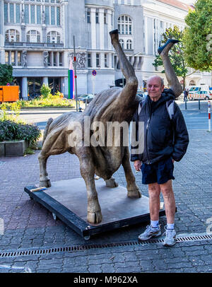 Berlino,Schöneberg,Nollendorplatz.animale ibrido da Franco Fasoli sulla nazione urbano Art Mile.inconsueta scultura mobile & Art Nouveau Goya Night club Foto Stock