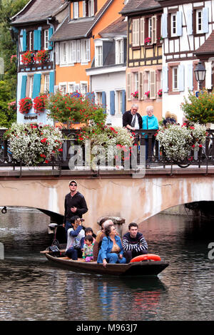 I turisti in barca sul fiume sul viaggio turistico, Petite Venise / Little Venice, Colmar, Alsazia, Francia Foto Stock