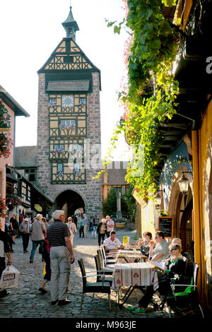 Il Dolder torre e un ristorante, Rue de General de Gaulle Street, Riquewihr, Riquewihr Ribeauvillé, Haut-Rhin, Alsazia, Francia Foto Stock