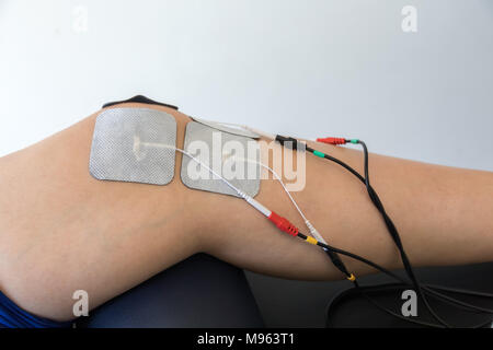 Terapia elettronico sul ginocchio utilizzati per trattare il dolore. Il fuoco selettivo Foto Stock