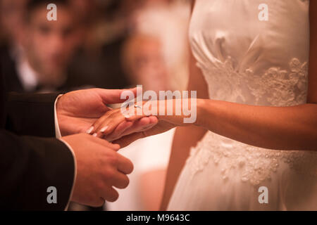 Lo sposo luoghi anello sul dito spose Foto Stock