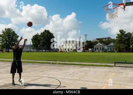 New Orleans, Louisiana - Giugno 18, 2014: giovane formazione basket in una corte di strada nella città di New Orleans, in Louisiana, Stati Uniti d'America Foto Stock