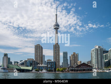 Skyline di Toronto in Canada dal lago Ontario Foto Stock