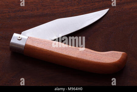 Tradizionale coltello pieghevole, frutta coltello o lama di giardinaggio. Noto anche come un coltello da tasca, temperino o dei giardinieri coltello. Foto Stock