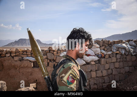 Commando afghani con un RPG nei resti di un afghano di difesa nazionale e le forze di sicurezza avamposto dietro Farahrud bazar, appena fuori dalla strada principale in bolo Bluk distretto, Farah provincia. Secondo la Afghan Commandos outpost era stato recentemente overrun e raso al suolo dai talebani che tenere un villaggio nelle vicinanze. In Afghanistan del elite forze militari - il commando e le forze speciali sono uno degli elementi chiave per la popolazione afghana e strategia americana per girare la macinazione di lotta contro i talebani e altri ribelli intorno a. Queste immagini mostrano i commandos e forze speciali durante il training e nel campo; Foto Stock