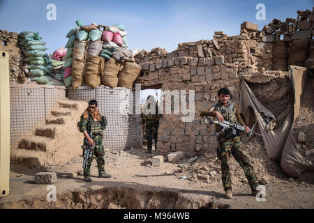 Commandos afgani all'interno dei resti di un afghano di difesa nazionale e le forze di sicurezza avamposto dietro Farahrud bazar, appena fuori dalla strada principale in bolo Bluk distretto, Farah provincia. Secondo il commando, avamposto era stato recentemente overrun e raso al suolo dai talebani che tenere il villaggio nelle vicinanze. In Afghanistan del elite forze militari - il commando e le forze speciali sono uno degli elementi chiave per la popolazione afghana e strategia americana per girare la macinazione di lotta contro i talebani e altri ribelli intorno a. Queste immagini mostrano i commandos e forze speciali durante il training e nel campo; anche r Foto Stock