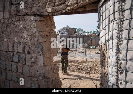 Resti di un afghano di difesa nazionale e le forze di sicurezza avamposto dietro Farahrud bazar, appena fuori dalla strada principale in bolo Bluk Distretto, Provincia di Farah, Afghanistan (7 marzo). Secondo la Afghan Commandos, questo avamposto recentemente è stata rasa al suolo dai talebani che tengono il borgo appena fuori l'avamposto. In Afghanistan del elite forze militari - il commando e le forze speciali sono uno degli elementi chiave per la popolazione afghana e strategia americana per girare la macinazione di lotta contro i talebani e altri ribelli intorno a. Queste immagini mostrano i commandos e forze speciali durante il training e nel fie Foto Stock