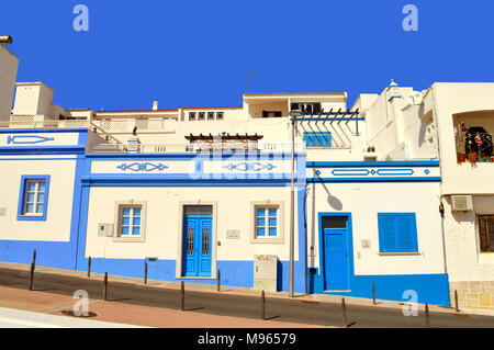 Blu e bianco case costruite su una collina nel centro storico di Albufeira Foto Stock