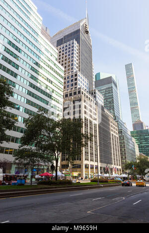 New York, New York, Stati Uniti d'America - 27 agosto 2017: strade e grattacieli nel centro della città di New York in prossimità della Fifth Avenue, la strada principale nel centro di nuovo Yo Foto Stock
