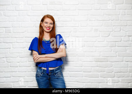 Ritratto di felice white donna sorridente. Caucasian redhead ragazza ridere e guardando la fotocamera. Spazio di copia Foto Stock