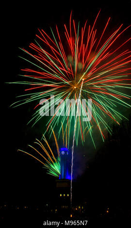 Rosso Verde fuochi d'artificio di Ostrava. Il cielo nero si illumina i fuochi d'artificio in background è un blu orologio a Ostrava municipio Republ ceca Foto Stock