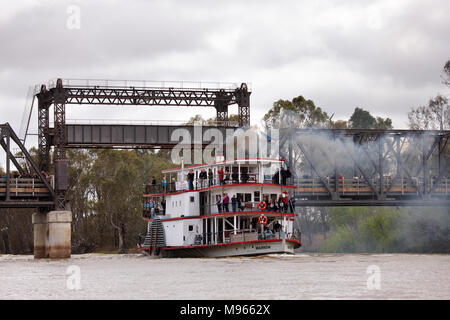 PS Marion sul fiume Murray vicino al Ponte di Abbotsford Curlwaa a. Il battello a vapore è stato il suo cammino a monte per Mildura. Foto Stock