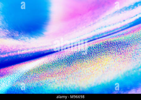 Reale olografica texture in verde blu colori rosa con crepe e le pieghe. Olografica sfondo astratto in neon color design. Foto Stock
