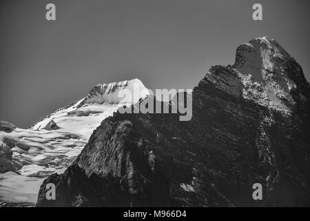 Foto in bianco e nero di Eiger in bianco e nero e del Mönch in bianco, in contrasto con ogni altro (Alpi svizzere) Foto Stock