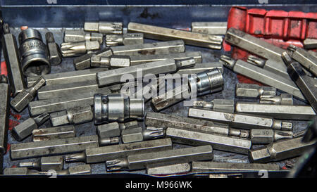 Mazzetto di disordine di utensili a mano in un auto garage meccanico Foto Stock