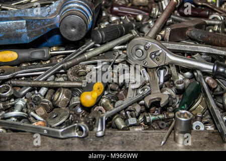 Mazzetto di disordine di utensili a mano in un auto garage meccanico Foto Stock