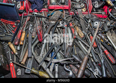 Mazzetto di disordine di utensili a mano in un auto garage meccanico Foto Stock