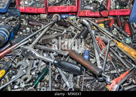 Mazzetto di disordine di utensili a mano in un auto garage meccanico Foto Stock