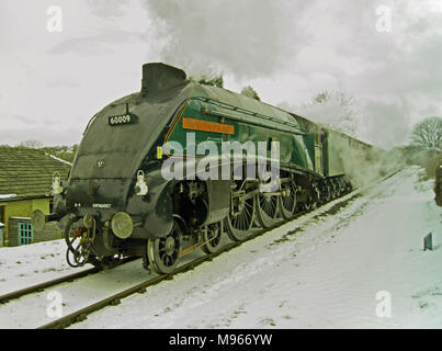 Unione di Sud Africa treno a vapore la cottura a vapore attraverso la neve sulla East Lancs Railway Foto Stock