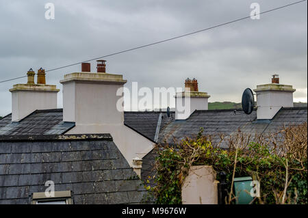 Comignoli e tetti di case in West Cork, Irlanda con copia spazio. Foto Stock