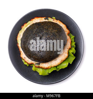 Cucinata fresca hamburger con rotolo di colore nero, verdure e salmone cotoletta. Sandwich fatti in casa isolata su sfondo bianco, vista dall'alto Foto Stock