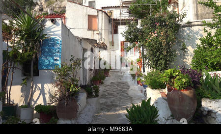 Vecchia strada stretta con arco in pietra a Maroulas, Rethimno, Creta, Grecia Foto Stock