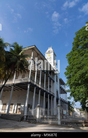 Vista laterale della "Casa delle Meraviglie " o " Palazzo delle Meraviglie', Beit-al-Ajaib, in Stone Town Zanzibar Foto Stock