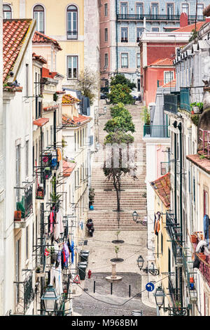 Una strada posteriore a Lisbona, Travessa da Laran Jeira, con tyoical case e passaggi. Foto Stock