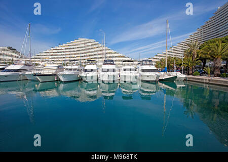 Marina Baie des Anges e futuristici edifici curvi, Villeneuve-Loubet-Plage, Francia del sud, Var, Costa Azzurra, Francia, Europa Foto Stock