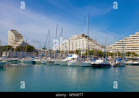 Marina Baie des Anges e futuristici edifici curvi, Villeneuve-Loubet-Plage, Francia del sud, Var, Costa Azzurra, Francia, Europa Foto Stock