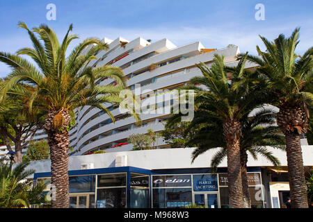 Curva futuristico edifici progettati dall'architetto Andre Minangoy, Villeneuve-Loubet-Plage, Francia del sud, Var, Costa Azzurra, Francia, Europa Foto Stock