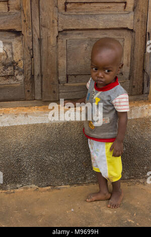 Timido Ragazzo che guarda triste a Zanzibar Foto Stock