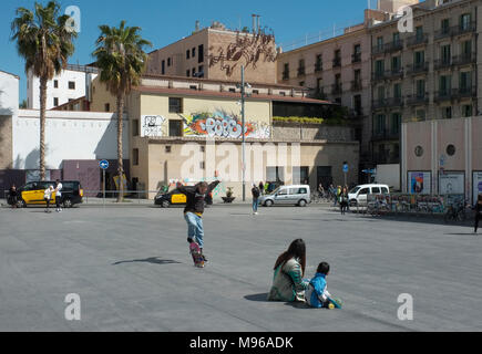 Skateboarders al di fuori il MACBA (Museo di Arte Contemporanea di Barcellona) edificio in el quartiere Raval di Barcellona, Spagna Foto Stock