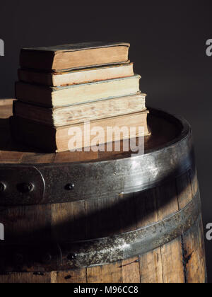 Pila di libri antichi sulla canna Foto Stock