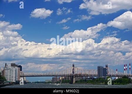 Le Ed Koch Queensboro Bridge, a.k.a. 59th Street Bridge, è un ponte a sbalzo oltre l'East River di New York City che è stato completato nel 1909. Foto Stock