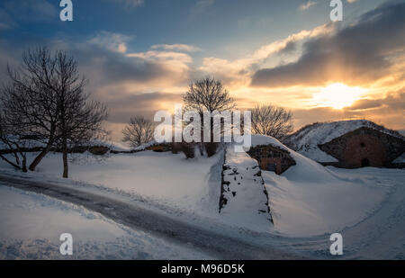 Paesaggio panoramico con storico muro di mattoni e tramonto alla luce della sera a Helsinki in Finlandia Foto Stock