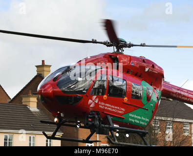 Airbus elicottero del Galles Air Ambulance Service di decollare da un alloggiamento estate su una missione di emergenza Foto Stock