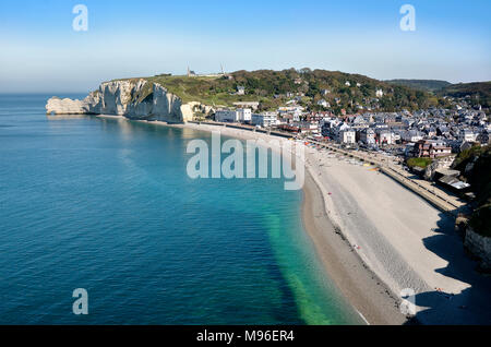 Vista aerea di Etretat con la sua spiaggia e il villaggio, un comune nel dipartimento Seine-Maritime nella regione Alta Normandia in Francia nordoccidentale Foto Stock