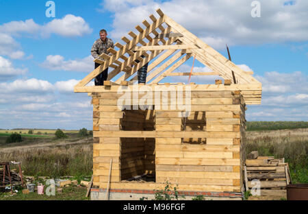 Mstyora,Russia-September 14,2015:Costruzione dell'premiseses in legno Foto Stock