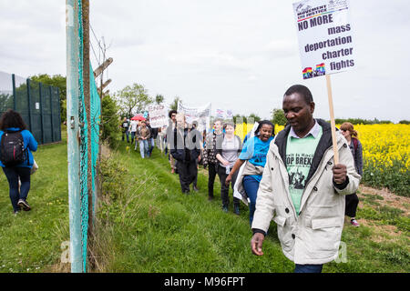 Milton Ernest, UK. 13 Maggio, 2017. Gli attivisti contro i centri di detenzione per immigrati frequentare una protesta al di fuori Yarl Legno dell immigrazione Centro di rimozione. Foto Stock