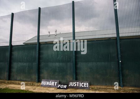 Milton Ernest, UK. 13 Maggio, 2017. Segni utilizzati dagli attivisti contro i centri di detenzione per immigrati che protestavano davanti Yarl Legno dell immigrazione Centro di rimozione. Foto Stock
