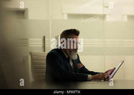 Business executive con tavoletta digitale Foto Stock