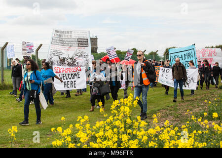 Milton Ernest, UK. 13 Maggio, 2017. Gli attivisti contro i centri di detenzione per immigrati frequentare una protesta al di fuori Yarl Legno dell immigrazione Centro di rimozione. Foto Stock