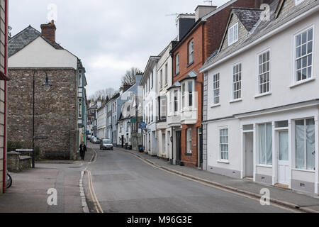 Negozi e case in West Street nella antica città stannary di Ashburton nel Parco Nazionale di Dartmoor, Devon Foto Stock