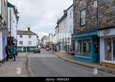 Negozi in West Street nella antica città stannary di Ashburton nel Parco Nazionale di Dartmoor, Devon Foto Stock